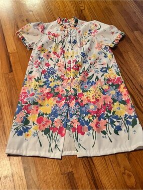 Vintage Floral Short Robe / Housedress in White with Pink, Yellow & Blue Flowers